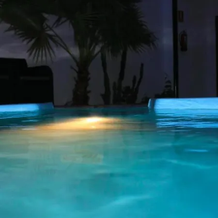 Casa Patio Palmeras Con Piscina Апартаменты *